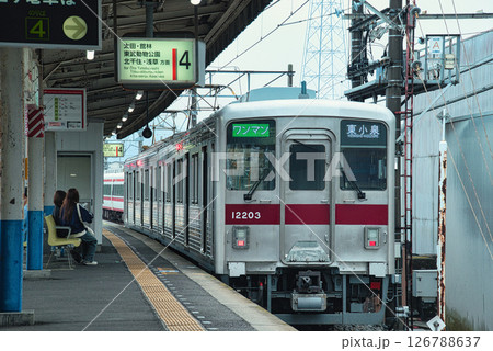 東武鉄道の東小泉行・普通電車が赤城駅を出発する風景 東武鉄道の東小泉行・普通電車が赤城駅を出発する風景 126788637