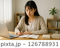 ノートPCを前にeラーニングを受講する大学生（集中） 126788931