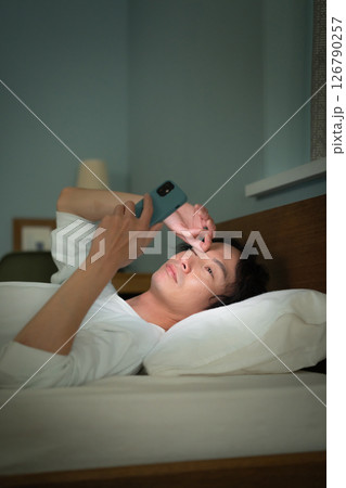 男性 スマートフォン スマホ ベッド 男性 スマートフォン スマホ ベッド 126790257
