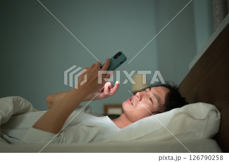 男性 スマートフォン スマホ ベッド 男性 スマートフォン スマホ ベッド 126790258