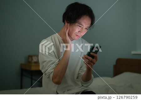 男性　スマートフォン　スマホ　ベッド 126790259