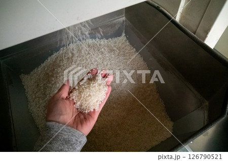 コイン精米機で精米中 126790521