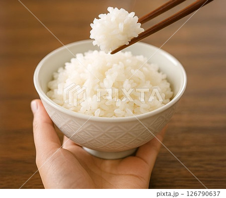 食欲そそる白ごはんのアップと箸の動き 126790637