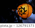 雪の夜に灯る提灯 126791373