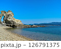 青い空と海と大きな岩 126791375