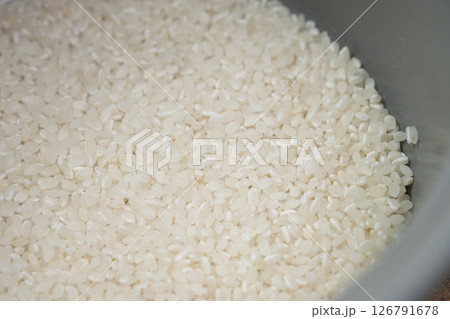 炊飯器に入った日本の米　(写真素材) 126791678