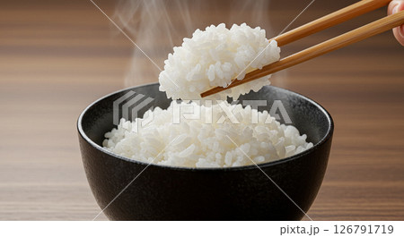 湯気が立ち上る炊きたての白ごはん 126791719