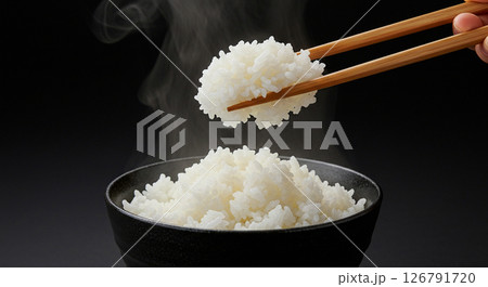 湯気が立ち上る炊きたての白ごはん 126791720
