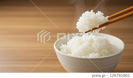 湯気が立ち上る炊きたてごはんと白い器 126791802