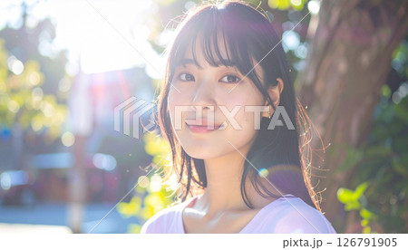 柔らかな光に包まれた透明感あふれる10代女性のポートレート 柔らかな光に包まれた透明感あふれる10代女性のポートレート 126791905