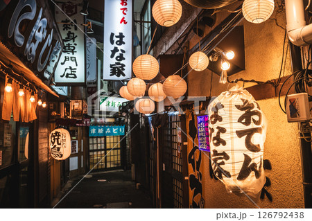 横浜駅北口ノスタルジックな飲み屋街「狸小路」 126792438