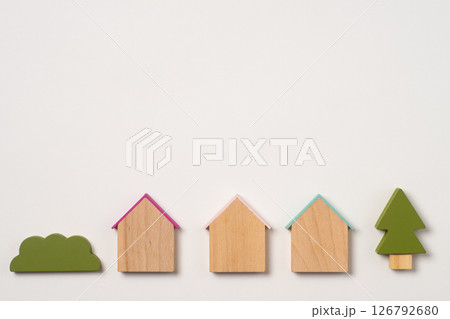 家と樹木のおもちゃでタイトル用のフレーム 家と樹木のおもちゃでタイトル用のフレーム 126792680