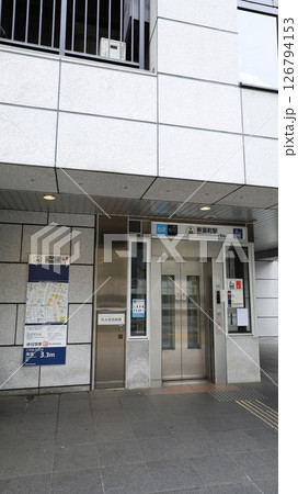 東京メトロ有楽町線の新富町駅エレベーター専用口 126794153