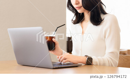 カフェで仕事をする女性・ビジネスウーマン カフェで仕事をする女性・ビジネスウーマン 126794172