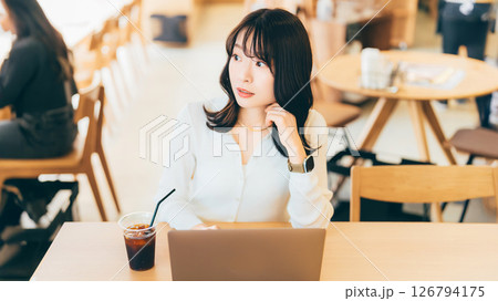 カフェで仕事をする女性・ビジネスウーマン カフェで仕事をする女性・ビジネスウーマン 126794175