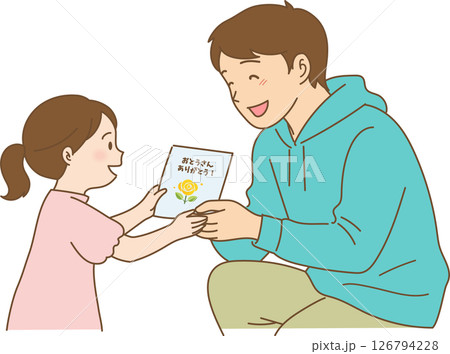 父の日にメッセージカードを貰って喜ぶ父親 父の日にメッセージカードを貰って喜ぶ父親 126794228