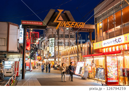 《大阪府》通天閣をのぞむ新世界の夜景 126794259