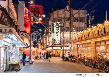 《大阪府》通天閣をのぞむ新世界の夜景 126794260