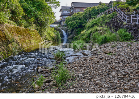 湯の滝公園から見る市比野川と湯の滝と市比野温泉街 126794416