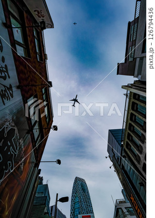 空を飛ぶ飛行機 126794436