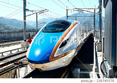 敦賀駅に停車する北陸新幹線W7系 126795578