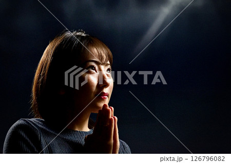 不安を感じ天に祈る女性 不安を感じ天に祈る女性 126796082
