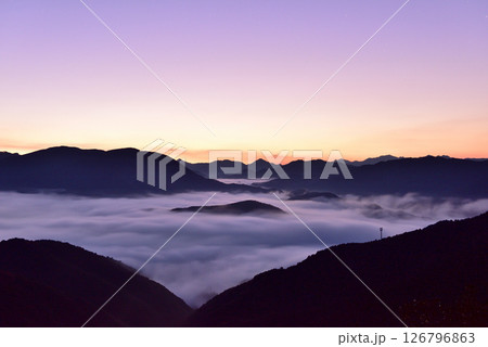 潮見峠からの中辺路(熊野古道)の雲海(霧) 潮見峠からの中辺路(熊野古道)の雲海(霧) 126796863