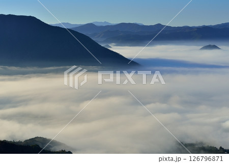 雲海展望公園からの大洲盆地の雲海 126796871