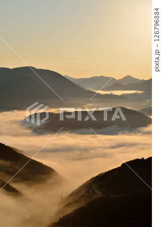 潮見峠からの中辺路（熊野古道）の雲海（霧） 126796884