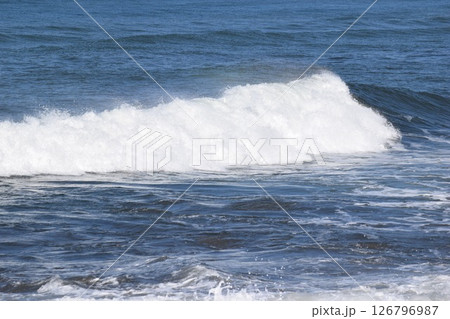 日本海の荒波 山形県庄内海岸 126796987