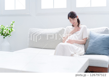 妊娠後期につわりがある若い妊婦 妊娠後期につわりがある若い妊婦 126797322