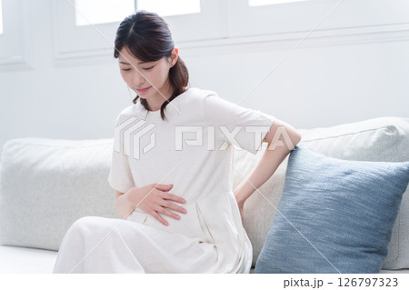 腰痛の若い妊婦 126797323