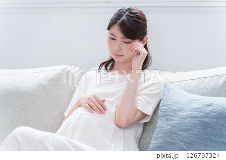 落ち込む若い妊婦 126797324