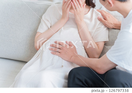 マタニティブルーの妊婦の妻を励ます夫 マタニティブルーの妊婦の妻を励ます夫 126797338