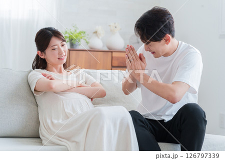 夫婦喧嘩する妊婦の妻と夫 126797339