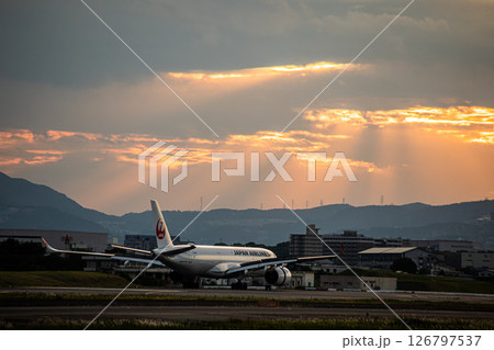 夕暮れ時の空港 126797537