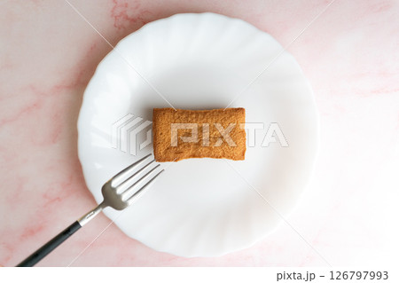 白皿にのせた焼き菓子④ 白皿にのせた焼き菓子④ 126797993