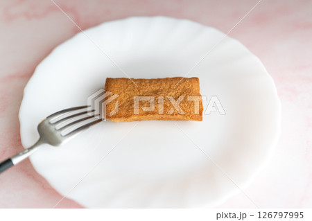 白皿にのせた焼き菓子② 白皿にのせた焼き菓子② 126797995