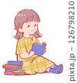 本を読んでいる黄色いワンピースの女性 126798210