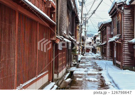 雪景色が美しい冬のひがし茶屋街 126798647