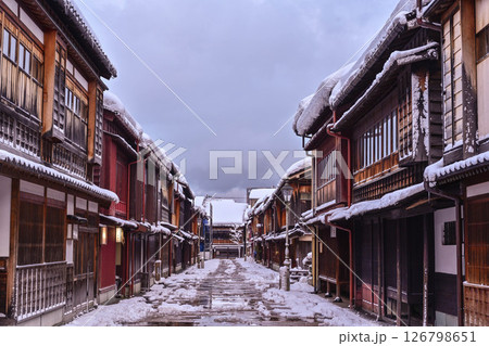 雪景色が美しい冬のひがし茶屋街 雪景色が美しい冬のひがし茶屋街 126798651
