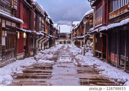 雪景色が美しい冬のひがし茶屋街 126798653
