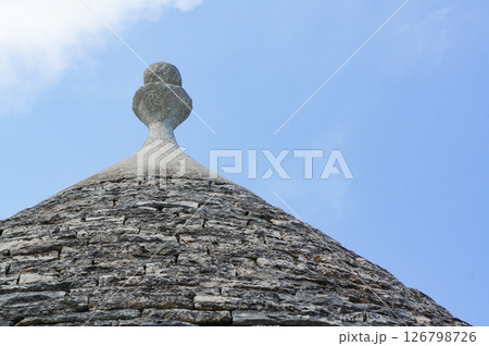 青空が素敵なアルベロベッロのトゥルッリ 青空が素敵なアルベロベッロのトゥルッリ 126798726