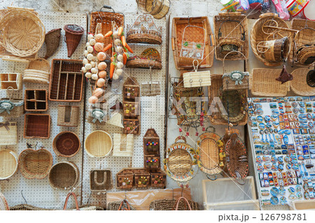 ヨーロッパの街中にある雑貨屋のかわいい展示 126798781