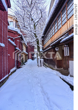 雪景色が美しい主計町茶屋街 126798797