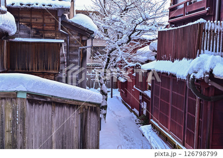 雪景色が美しい主計町茶屋街 雪景色が美しい主計町茶屋街 126798799