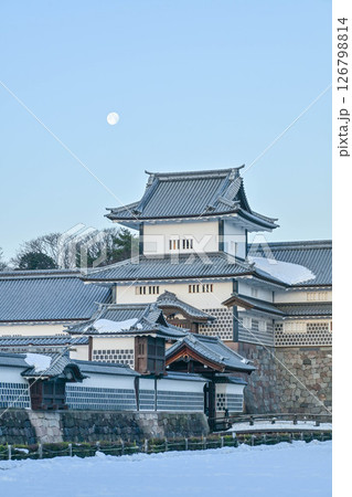 月が浮かぶ金沢城公園の雪景色 126798814