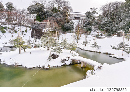 金沢城玉泉院丸庭園の雪景色 126798823