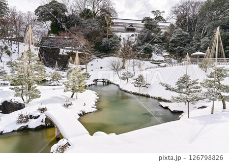 金沢城玉泉院丸庭園の雪景色 126798826