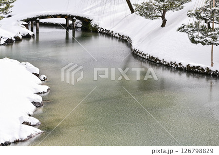 金沢城玉泉院丸庭園の雪景色 126798829